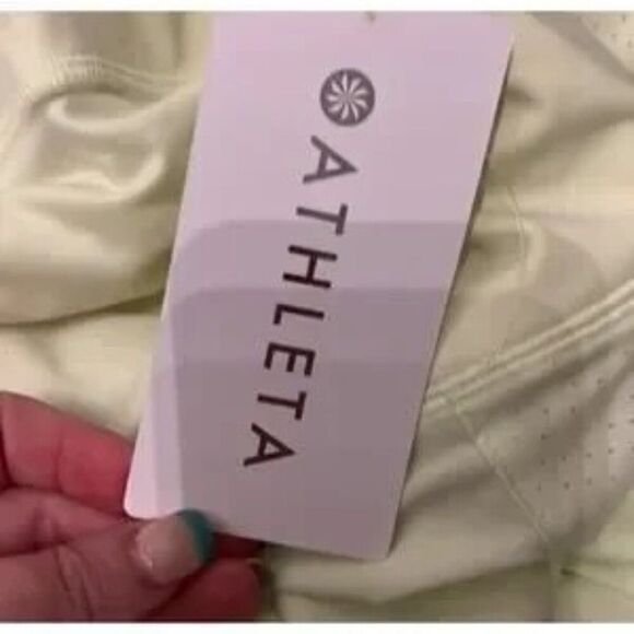 Athleta Shorts XL NWT Run With It 3.5 Size 1X NWT $59 Yellow Green Activewear - Picture 2 of 4